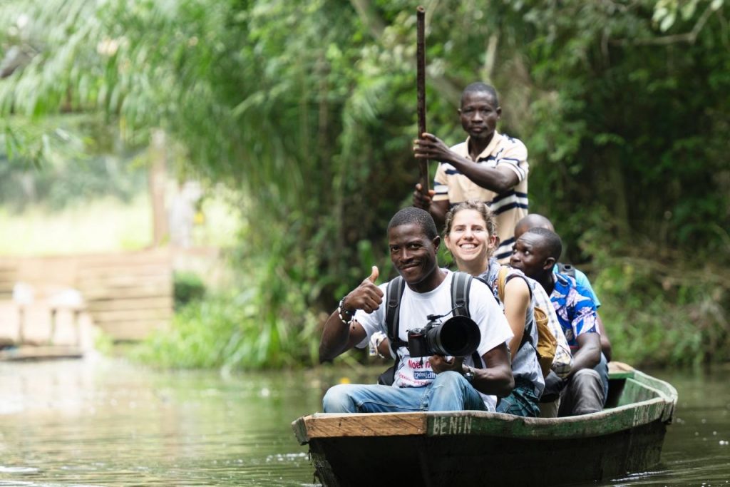 Nos partenaires locaux sur une pirogue avec une mécène